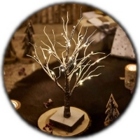 Petit arbre imitation bouleau mis en lumière par des LED alimentées par piles avec programmateur horaire – Idées de décoration pour table de Noël