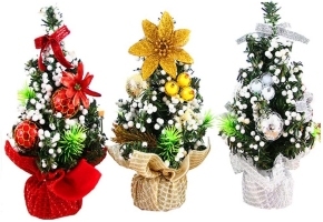 Jeu de mini sapins de Noël avec ornements colorés argent, rouge et or pour égayer la décoration de votre table de Noël – Idées de décoration pour table de Noël