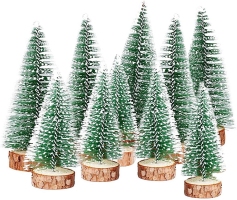Ensemble de petits sapins de Noël artificiels saupoudrés de neige givrée et montés sur rondelle de bois – Idées de décoration pour table de Noël