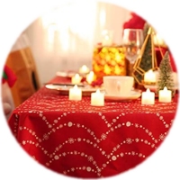 Nappe rouge de Noël avec imprimés en colliers étoilés – Idées de décoration pour table de Noël