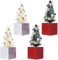 Mini sapins givrés avec boules de Noël sur base en bois peint or-argent et vert-rouge – Idées de décoration pour table de Noël